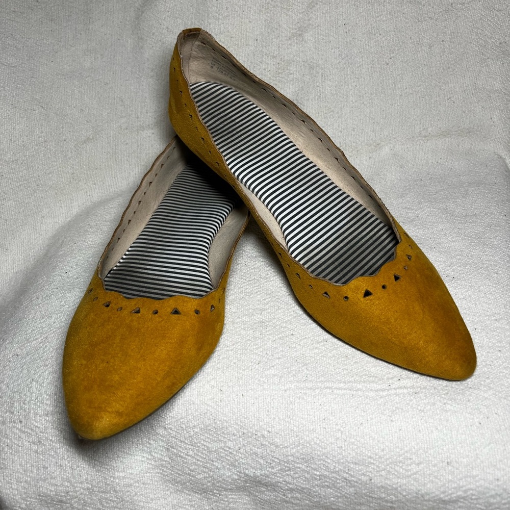 Women’s Market and Spruce Gold Dress Shoes Size 8.